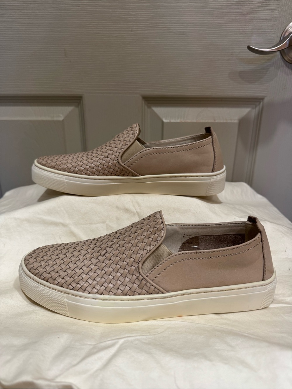 The FLEXX ‘Sneak Name’ Slip On Woven Leather Sneaker Shoe Sz 8 Beige NEW